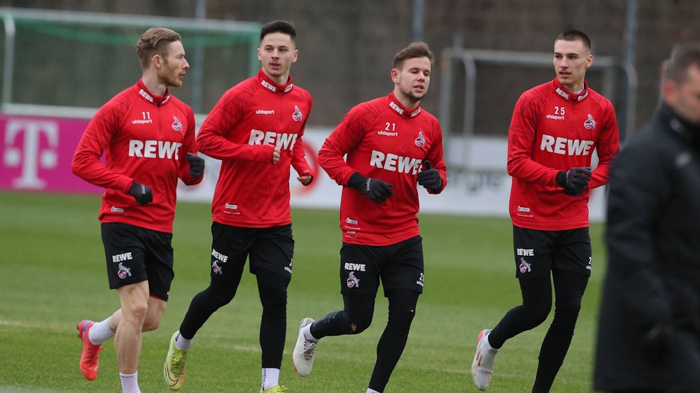 Die Spieler Florian Kainz, Tomas Ostrak, Louis Schaub und Tim Lemperle laufen beim Training des 1. FC Köln