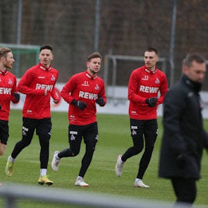 Die Spieler Florian Kainz, Tomas Ostrak, Louis Schaub und Tim Lemperle laufen beim Training des 1. FC Köln