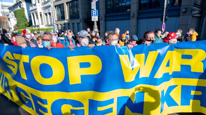 Die FC-Delegation am Montag (28. Februar 2022) auf der Friedens-Demo gegen den Krieg in der Ukraine in Köln.