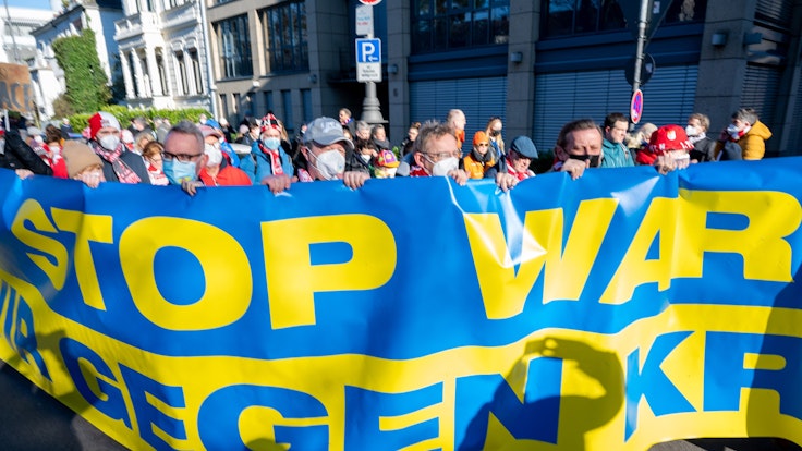 Die FC-Delegation am Montag (28. Februar 2022) auf der Friedens-Demo gegen den Krieg in der Ukraine in Köln.