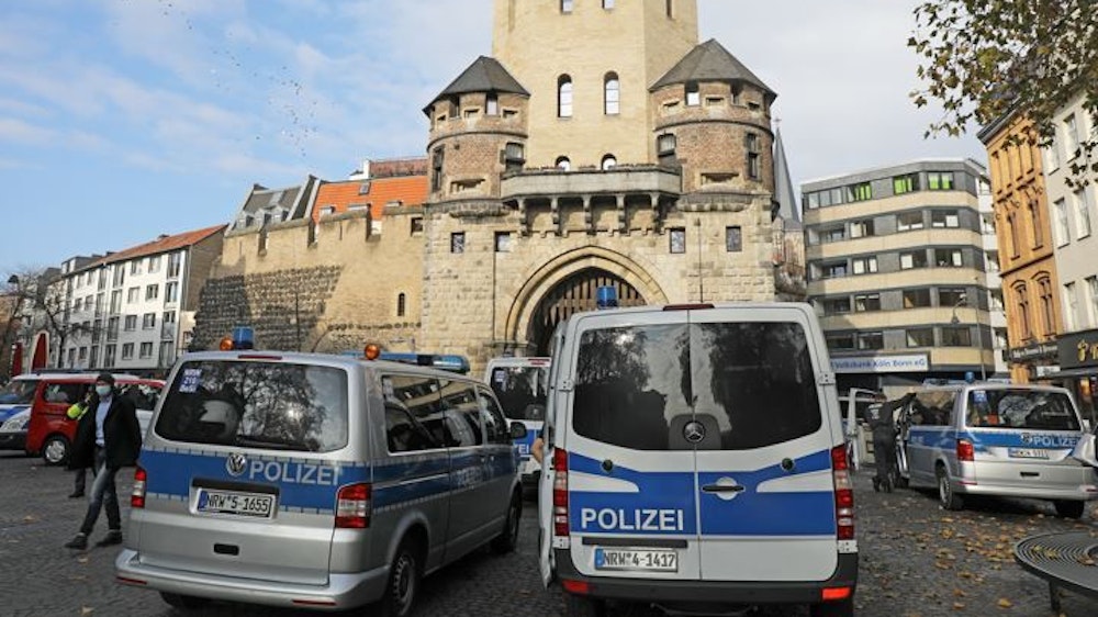 Polizeifahrzeuge stehen am 11. November 2020 vor dem Severinstor in der Kölner Südstadt. Hier wurde an Weiberfastnacht (24. Februar 2022) ein 25-Jähriger brutal überfallen.