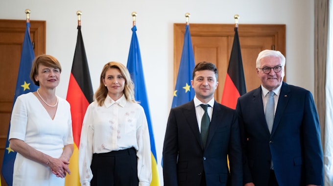 Der ukrainische Präsident Wolodymyr Selenskyj (2.v.r.) mit Ehefrau Olena Selenska (links neben ihm) am 18.6.2019 beim Empfang durch Bundespräsident Frank-Walter Steinmeier und Ehefrau Elke Büdenbender in Berlin.