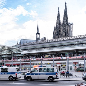 Polizei-Autos vor dem Hauptbahnhof in Köln.