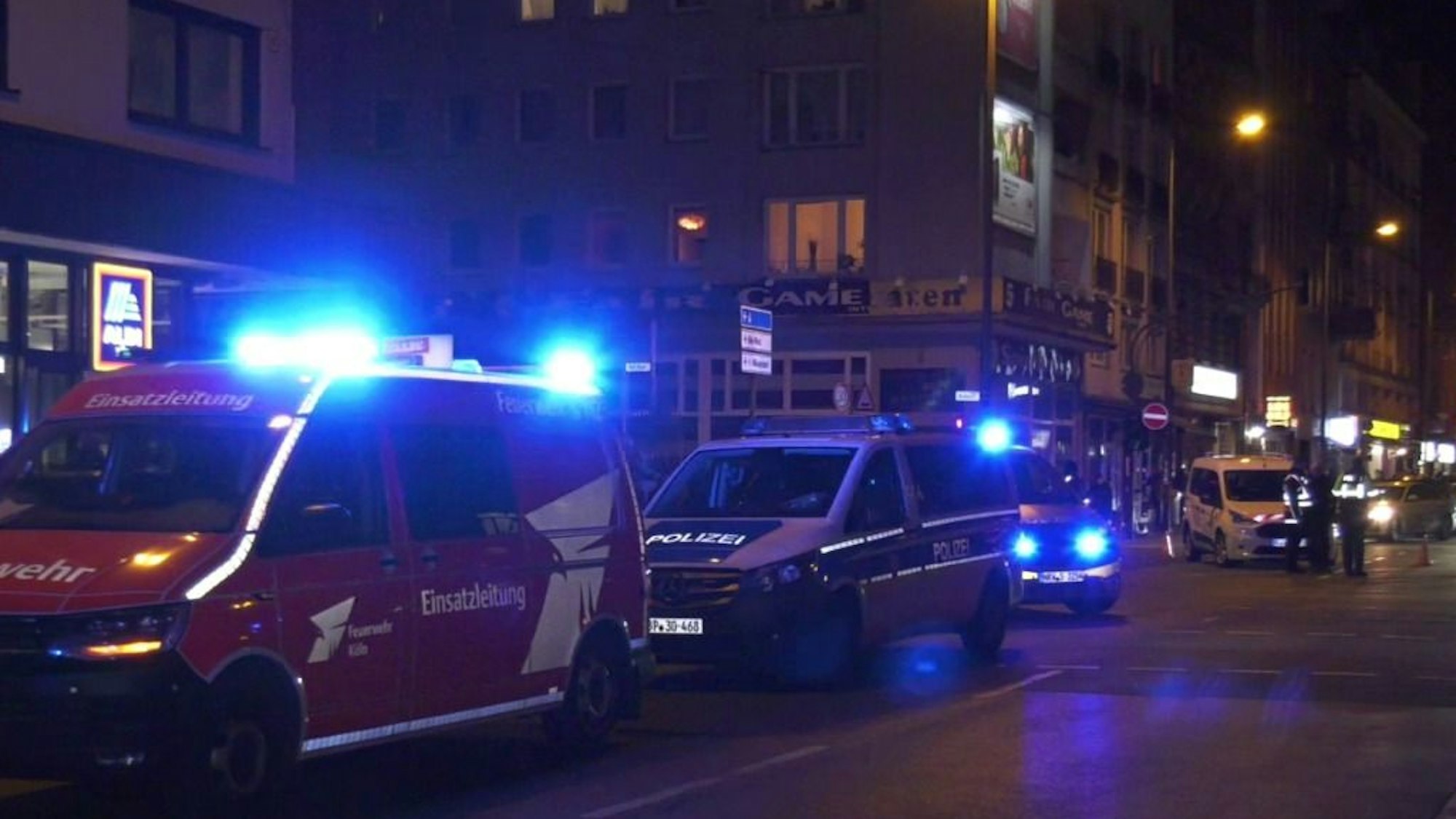 Einsatzfahrzeuge der Polizei stehen auf einer Straße.Nach einer gemeldeten Messerstecherei in einem Hotel im Kölner Ursulaviertel ist es zu einem größeren Einsatz von Polizei und Rettungsdienst gekommen.