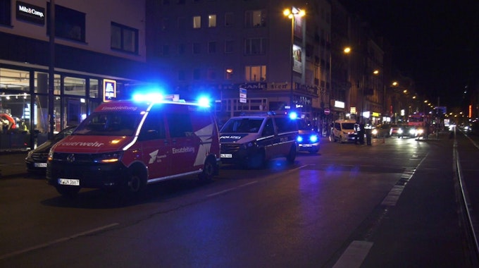 Einsatzfahrzeuge der Polizei stehen auf einer Straße.&nbsp;Nach einer gemeldeten Messerstecherei in einem Hotel im Kölner Ursulaviertel ist es zu einem größeren Einsatz von Polizei und Rettungsdienst gekommen.