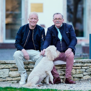 Robert Boudier (rechts) und Elmar Koeller, Inhaber des Weinguts Boudier und Koeller, sitzen im Innenhof ihres Weinguts in Stetten, Rheinland-Pfalz.