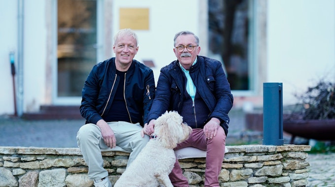 Robert Boudier (rechts) und Elmar Koeller, Inhaber des Weinguts Boudier und Koeller, sitzen im Innenhof ihres Weinguts in Stetten, Rheinland-Pfalz.