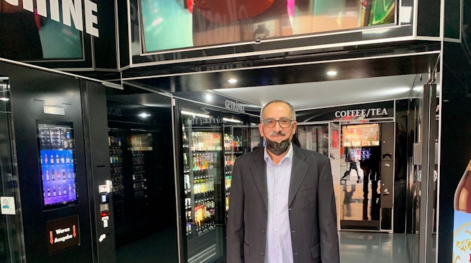 Besitzer Ebram Papashvili steht im ersten digitalen Kiosk Deutschlands.