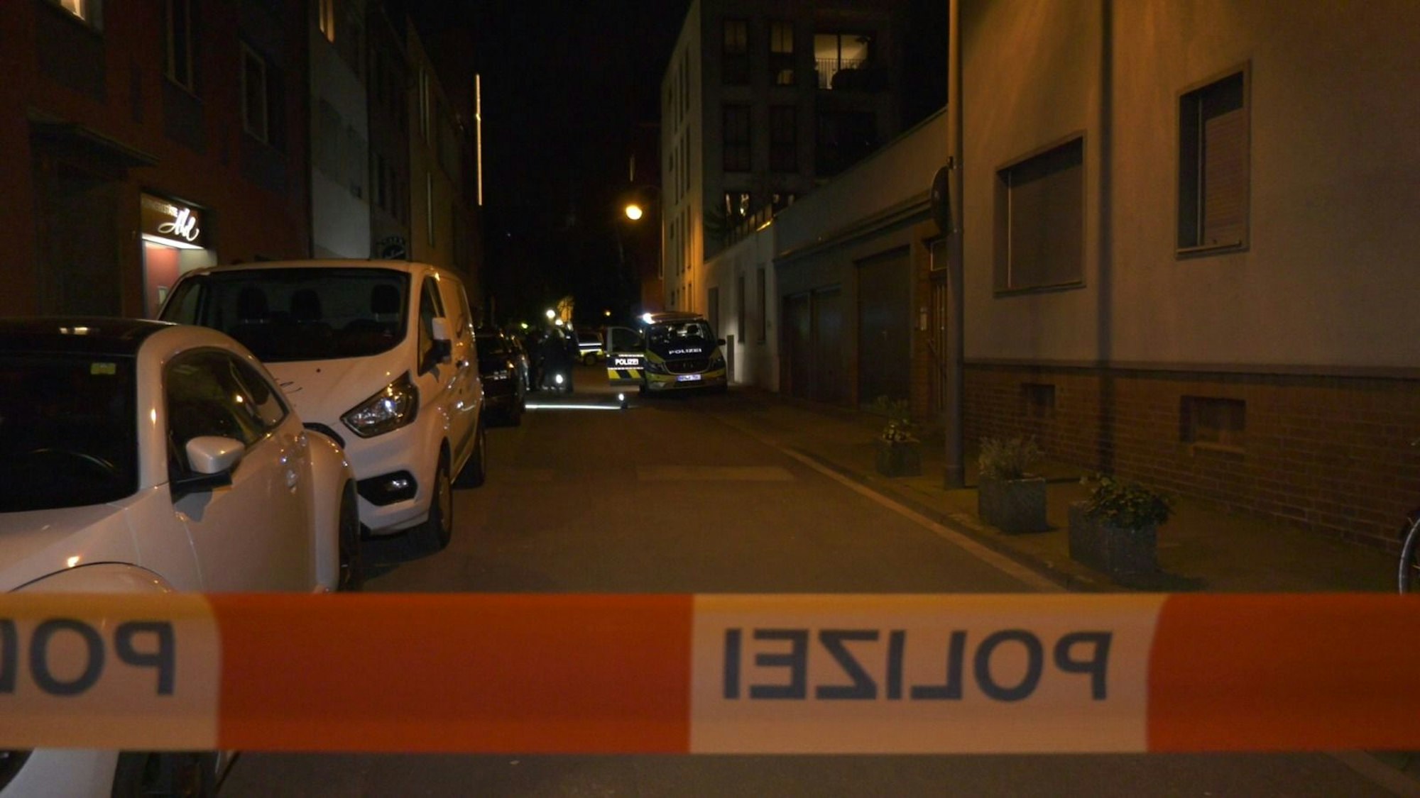 Nach der Messerattacke in einem Hotel im Ursulaviertel hat die Polizei den Bereich abgesperrt.