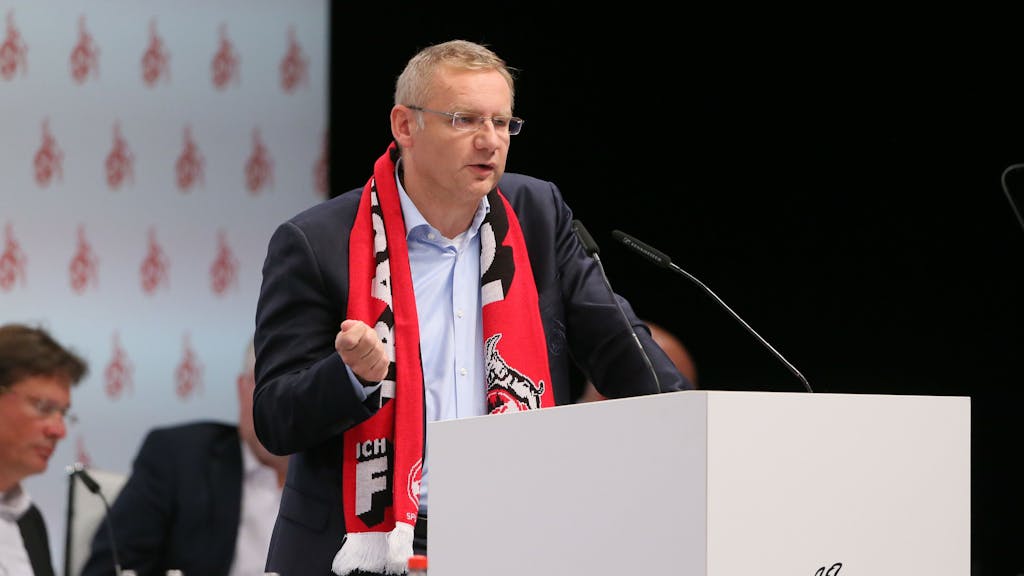 Eckhard Sauren (1. FC Köln) redet bei der Mitgliederversammlung.
