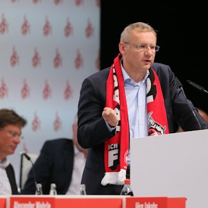 Eckhard Sauren (1. FC Köln) redet bei der Mitgliederversammlung.