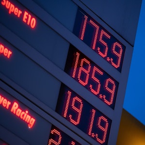 Die Preise für Diesel und Benzin werden an einer Tankstelle angezeigt. Nach dem russischen Militärangriff auf die Ukraine könnten auch die Energie- und Kraftstoffpreise weiter steigen.