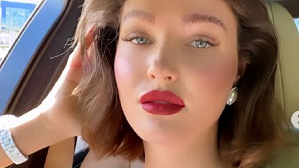 Inzwischen melden sich sogar Ukrainerinnen, um ihrem Land zu dienen, darunter die ehemalige Miss Ukraine Anastasiia Lenna. Das Selfie hat Lenna am 25. November 2021 auf ihrem Instagram-Kanal hochgeladen.