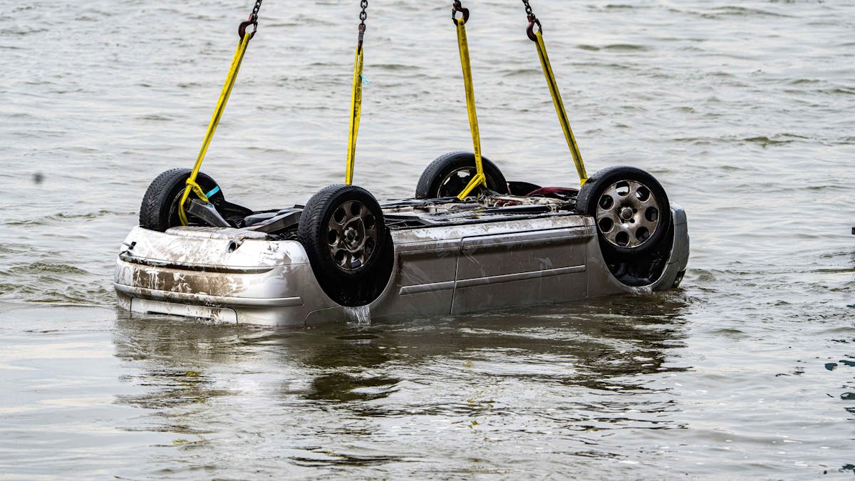 Ein Pkw wird in Wesel am Hafen aus dem Wasser gezogen. Am Abend zuvor war der Wagen mit fünf Insassen in den Rhein gestürzt.