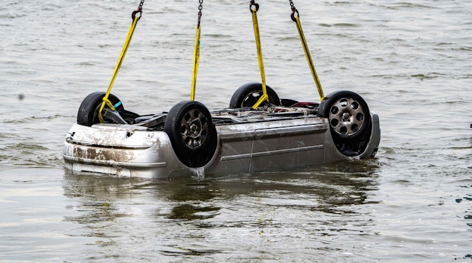 Ein Pkw wird in Wesel am Hafen aus dem Wasser gezogen. Am Abend zuvor war der Wagen mit fünf Insassen in den Rhein gestürzt.