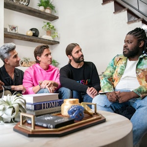 Bobby Berk (l-r), Karamo Brown, Tan Frances, Antoni Porowski, Jonathan Van Ness und Tyreek Wanamaker in der Folge 504 der Sendung „Queer Eye“ (undatierte Aufnahme) sitzen auf einem Sofa.