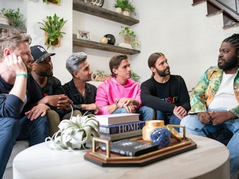 Bobby Berk (l-r), Karamo Brown, Tan Frances, Antoni Porowski, Jonathan Van Ness und Tyreek Wanamaker in der Folge 504 der Sendung „Queer Eye“ (undatierte Aufnahme) sitzen auf einem Sofa.