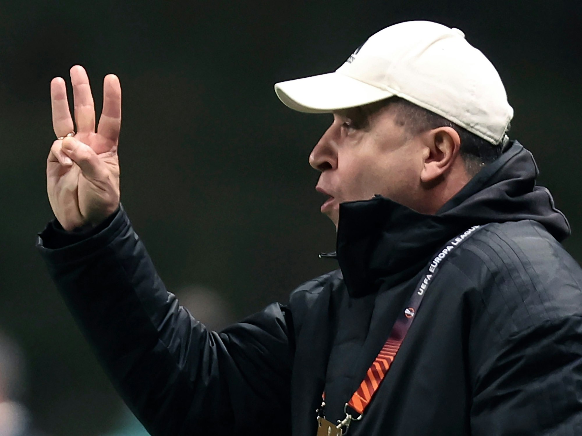 Trainer Yuriy Vernydub coacht gegen Sporting Braga