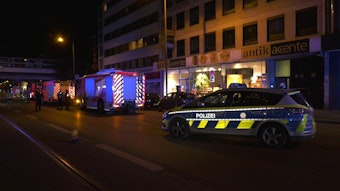 Polizei und Feuerwehr bei einem Unfall in Köln.
