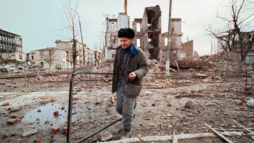 Ein Mann läuft durch das völlig zerstörte Grosny (Archivbild von 2000): Werden die Städte in der Ukraine von den Russen ebenso dem Erdboden gleichgemacht?