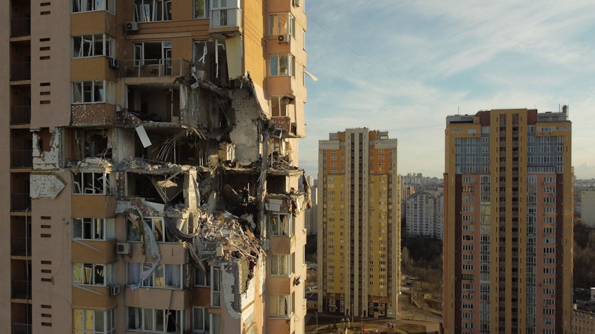Am 26. Februar traf eine russische Rakete die oberen Stockwerke eines Hochhauses in Kiew. Wird Putin vermehrt zivile Ziele unter Beschuss nehmen?