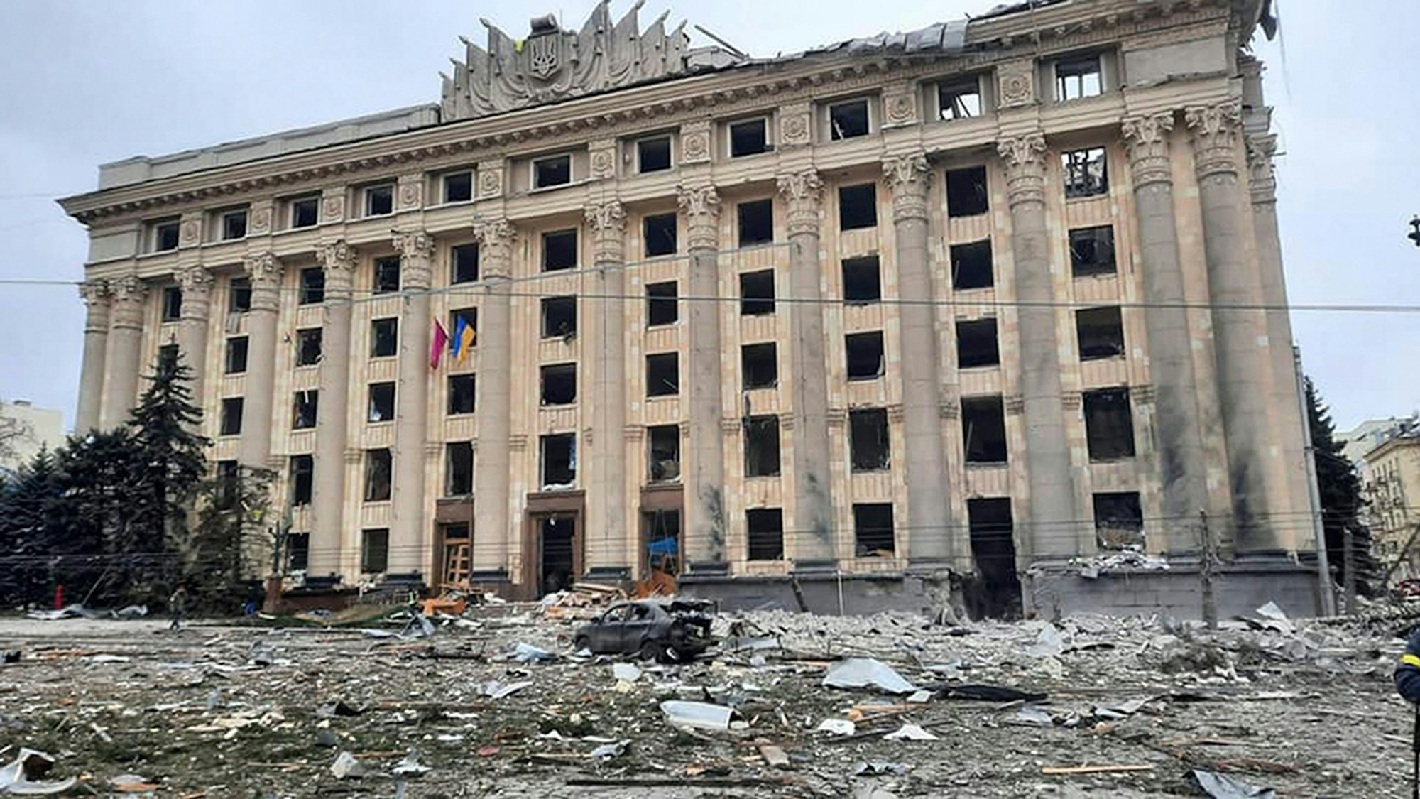 Dieses vom ukrainischen Katastrophenschutz veröffentlichte Foto zeigt einen Blick auf das beschädigte Rathausgebäude in Charkiw am Dienstag (1. März).