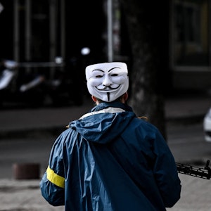Ein Soldat der Ukraine trägt eine Guy-Fawkes-Maske.