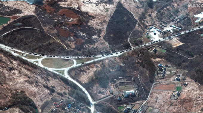 Ein Satellitenbild aus dem Februar 2022 zeigt einen Militärkonvoi nordwestlich von der ukrainischen Stadt Invankiv.