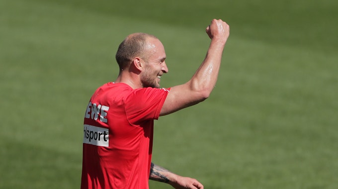 Toni Leistner reckt im Training des 1. FC Köln die Faust nach oben.