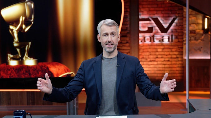 Sebastian Pufpaff am 10. November 2021 in der ProSieben-Comedyshow „TV Total“ in Köln. In der Sendung vom 2. März thematisierte er den Ukraine-Krieg.