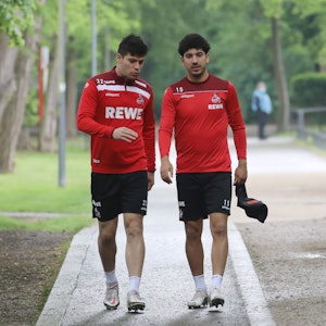 Jorge Mere (l.) gemeinsam mit Dimitrios Limnios auf dem Weg zum FC-Training