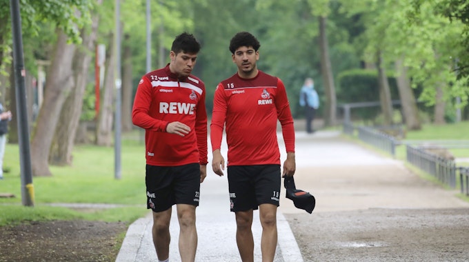 Jorge Mere (l.) gemeinsam mit Dimitrios Limnios auf dem Weg zum FC-Training