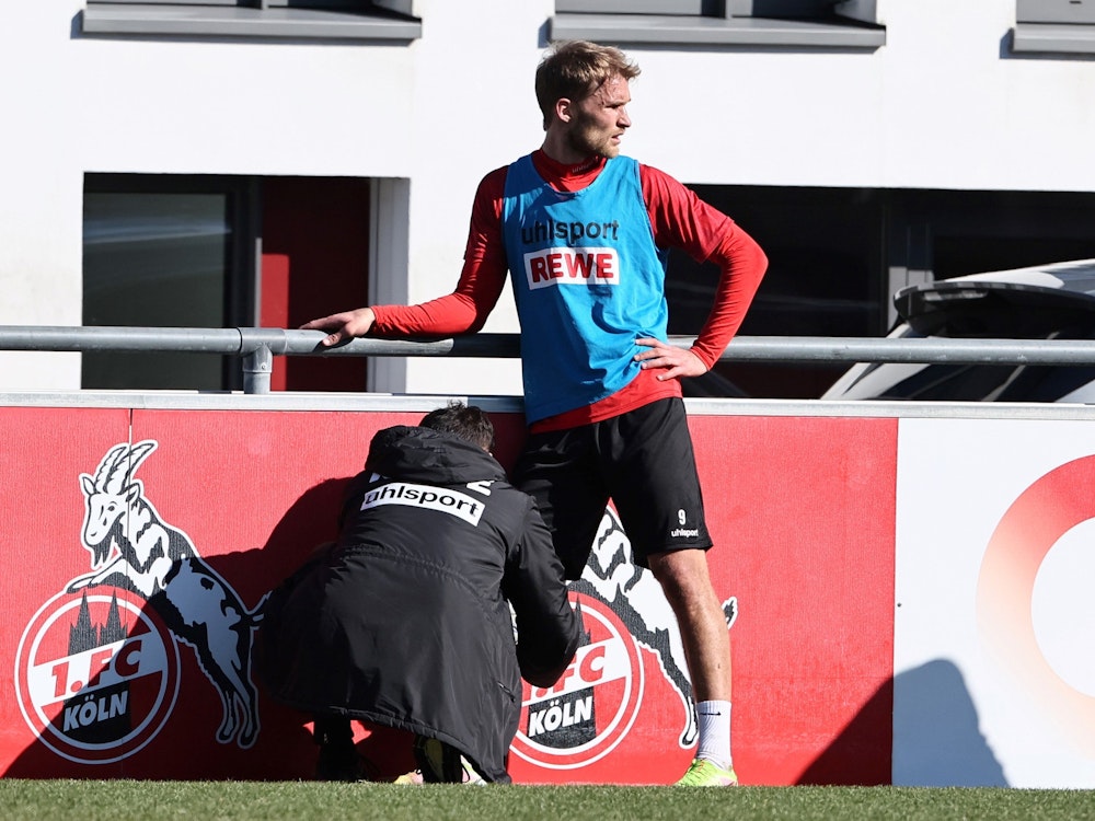 Sebastian Andersson wird am Knie behandelt.