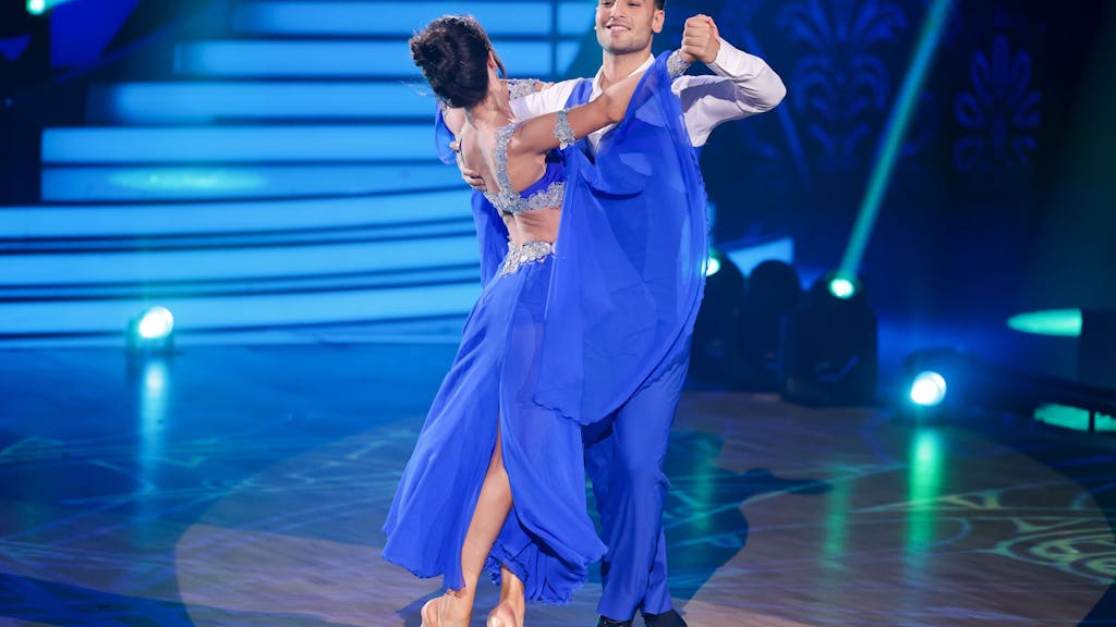 Timur Ülker, Schauspieler, und Malika Dzumaev, Profitänzerin, tanzen in der RTL-Tanzshow „Let's Dance“ am 25. Februar im Coloneum. Aufgrund einiger Corona-Erkrankungen findet dort nun ein Partnertausch statt.