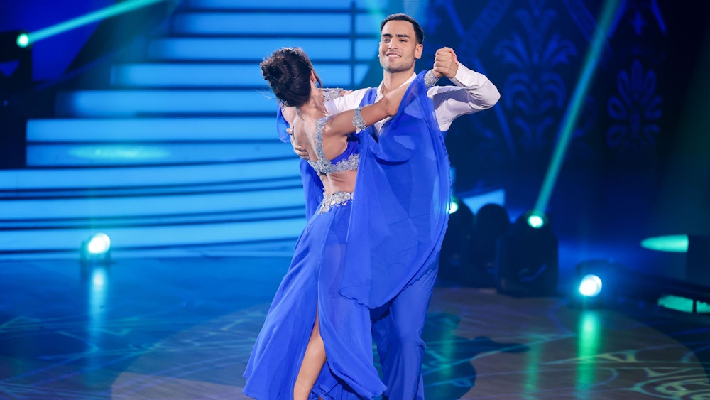 Timur Ülker, Schauspieler, und Malika Dzumaev, Profitänzerin, tanzen in der RTL-Tanzshow „Let's Dance“ am 25. Februar im Coloneum. Aufgrund einiger Corona-Erkrankungen findet dort nun ein Partnertausch statt.