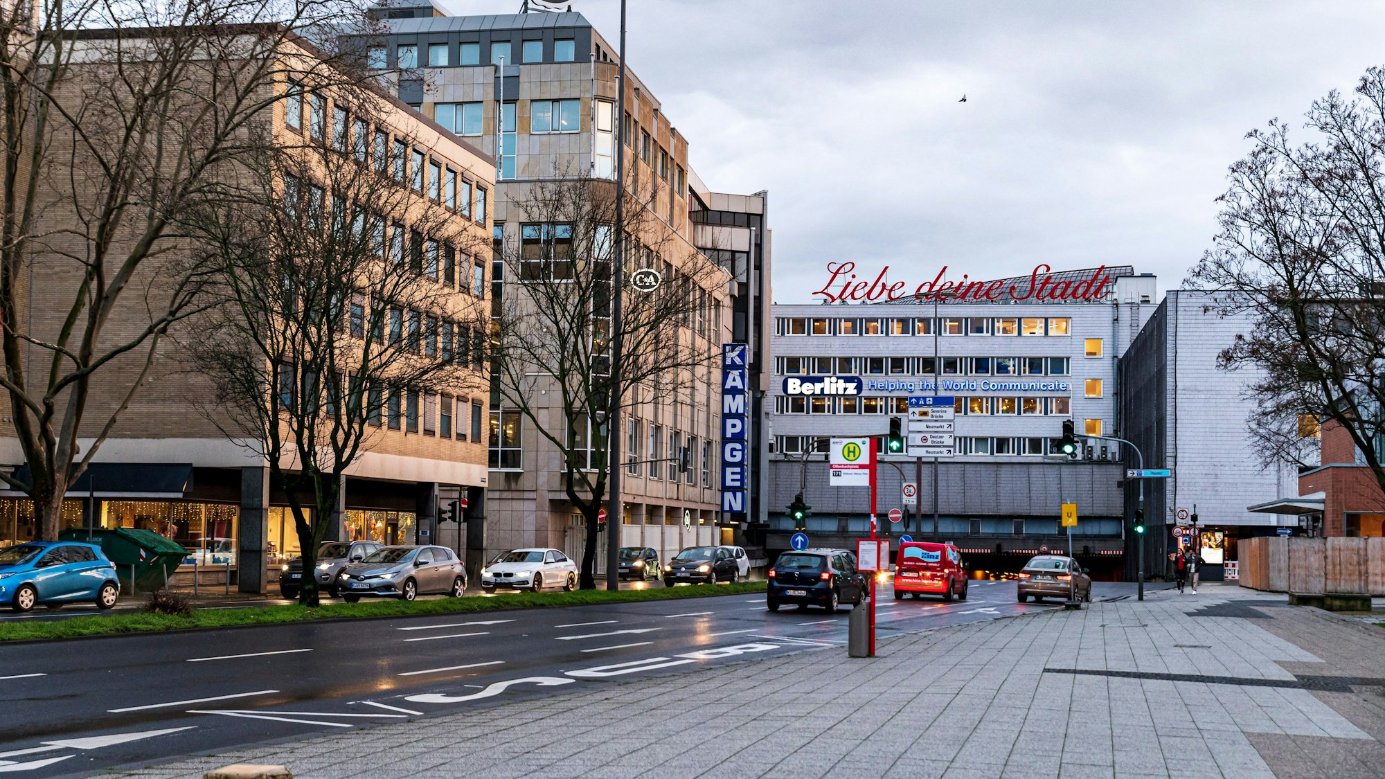 Schriftzug Liebe deine Stadt in Köln über der Verkehrsader Nord-Süd-Fahrt.
