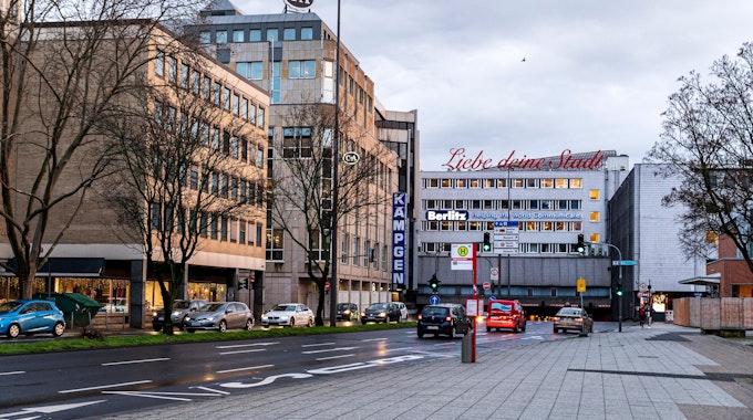 Schriftzug Liebe deine Stadt in Köln über der Verkehrsader Nord-Süd-Fahrt.