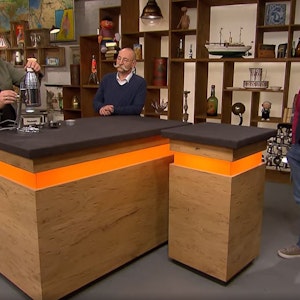 Zu sehen sind Sven Deutschmanek, Horst Lichter und Marcel Bender in der ZDF-Show „Bares für Rares“.