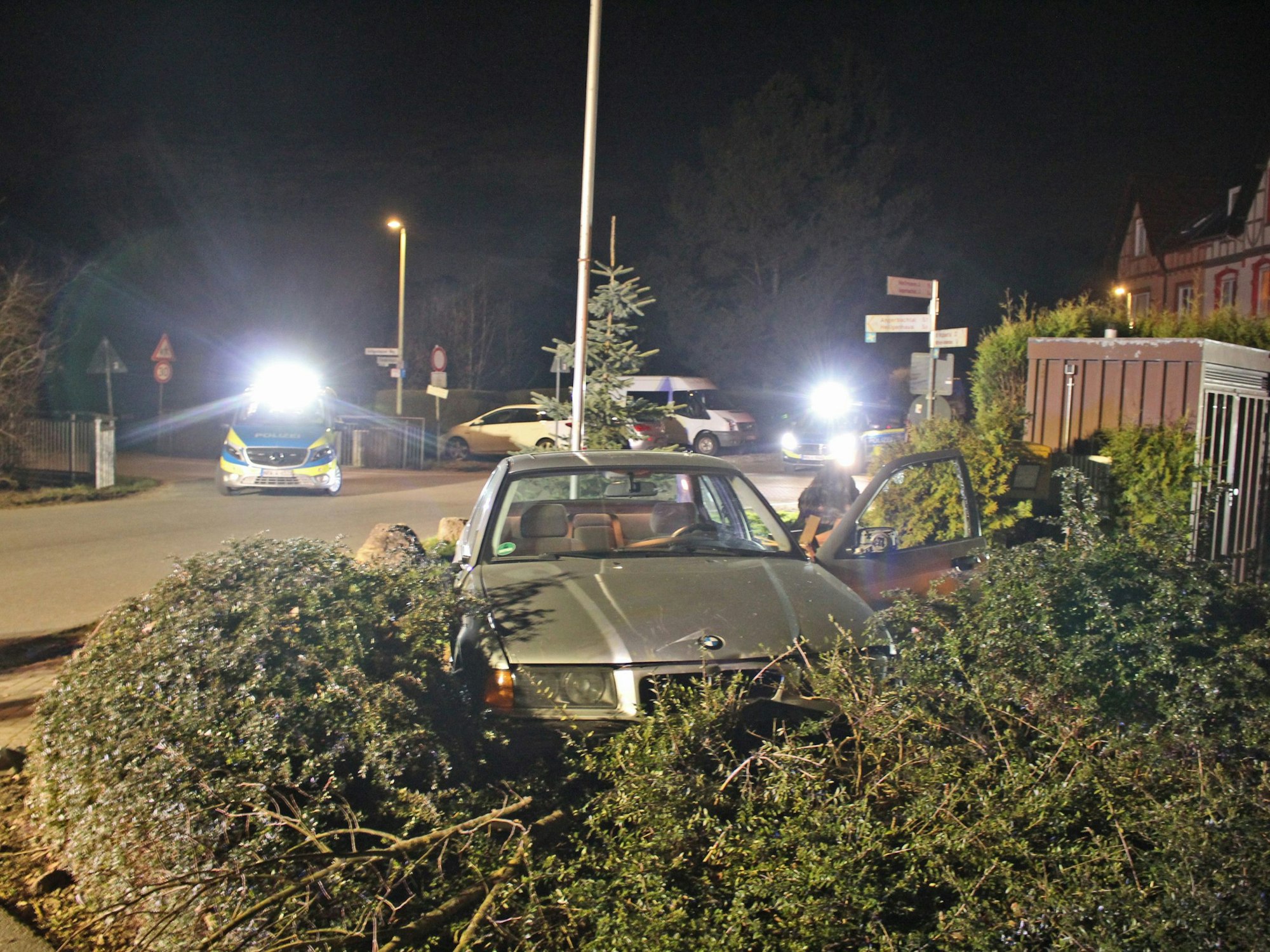 Ein gesuchter BMW kam in Wülfrath von der Straße ab und kam erst in einer Hecke zum Stillstand.