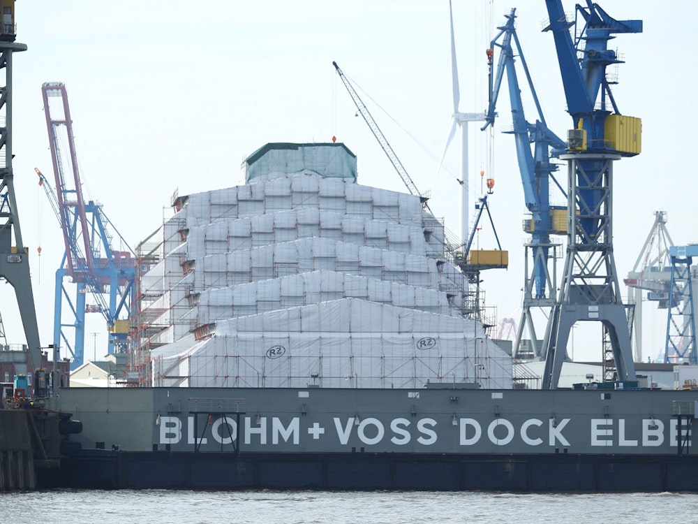 Die Yacht Dilbar, die dem russischen Milliardär Alischer Usmanow gehören soll, liegt in Dock 17 der Schiffswerft BlohmVoss im Hamburger Hafen.