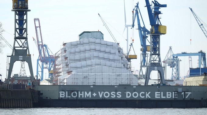 Die Yacht Dilbar, die dem russischen Milliardär Alischer Usmanow gehören soll, liegt in Dock 17 der Schiffswerft BlohmVoss im Hamburger Hafen.