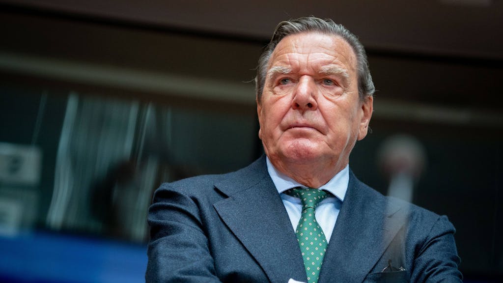 Das Foto zeigt Ex-Kanzler Gerhard Schröder. Der 77-Jährige bekommt aus der SPD aufgrund seiner russischen Beziehungen heftigen Gegenwind.