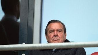 Altbundeskanzler Gerhard Schröder, Aufsichtsratsvorsitzender von Hannover 96, sitzt im Stadion.