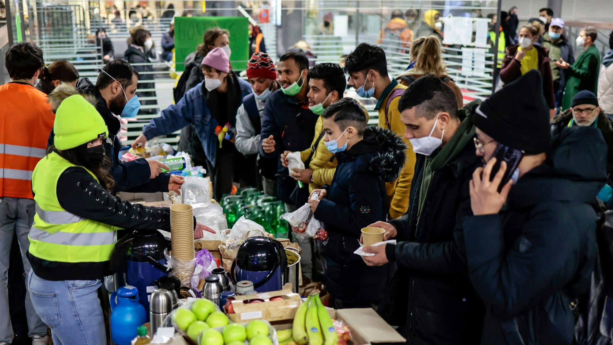 Freiwillige verteilen Getränke und Essen an Flüchtlinge aus der Ukraine, die am 1. März am Hauptbahnhof in Berlin ankommen. Tausende Menschen suchen auch in Deutschland Schutz vor dem Krieg. Die Polizeigewerkschaften befürchten nun, dass es vermehrt zu Anschlägen auf Flüchtlingsheime kommen könnte.