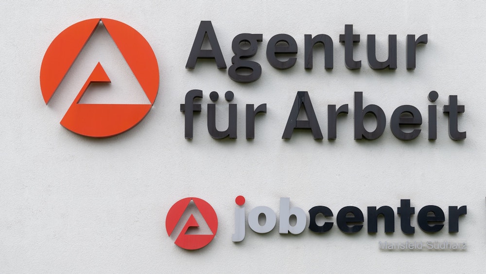 Das Logo der Agentur für Arbeit und des Jobcenters ist an dem Gebäudekomplex der Behörde in Sangerhausen zu sehen.