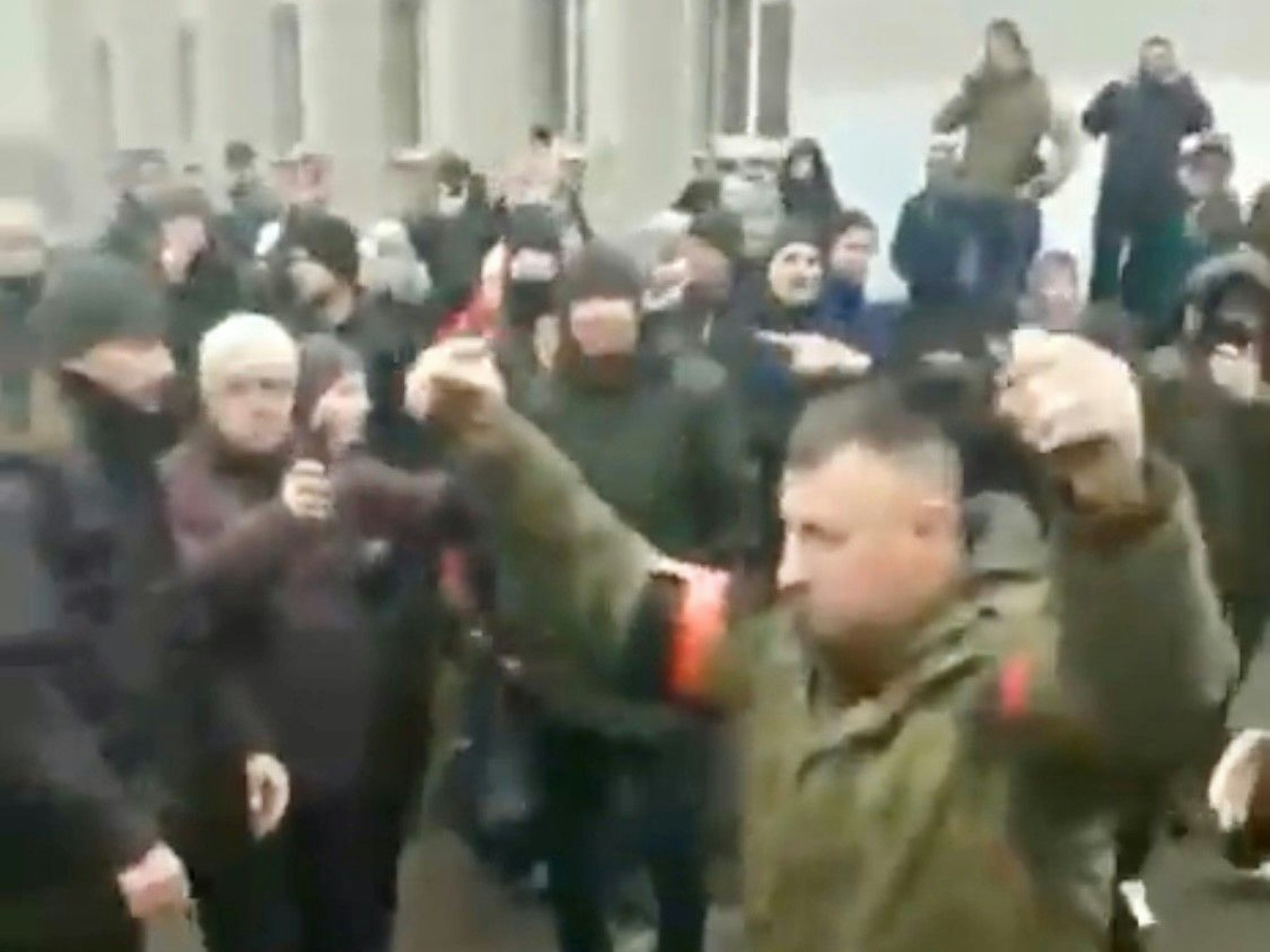 Der Ausschnitt des Twitter-Videos zeigt eine russische Delegation in Konotop (Oblast Sumy), die dem Stadtrat ihre Kapitulationsbedingungen diktierten. Sie verließen anschließend die Verhandlungen mit erhobenen Händen, wurden von den Menschen mit „Schande“ beschimpft.