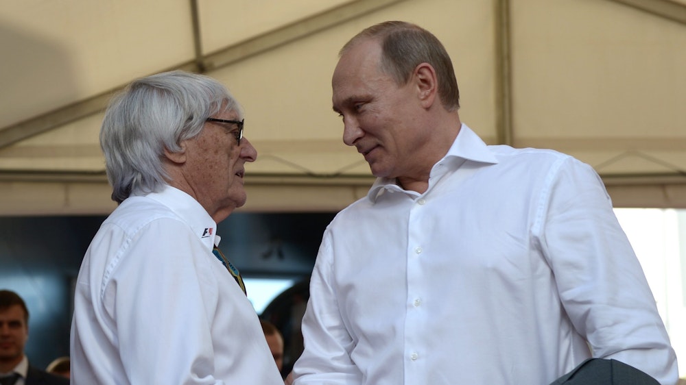 Bernie Ecclestone (l.) und Russland-Präsident Putin sprechen während des Formel-1-Rennens in Sotschi.