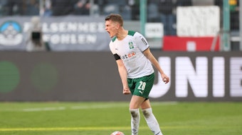 Matthias Ginter schreit sich am 26.Februar 2022 beim Match zwischen Borussia Mönchengladbach und dem VfL Wolfsburg die Seele aus dem Leib.