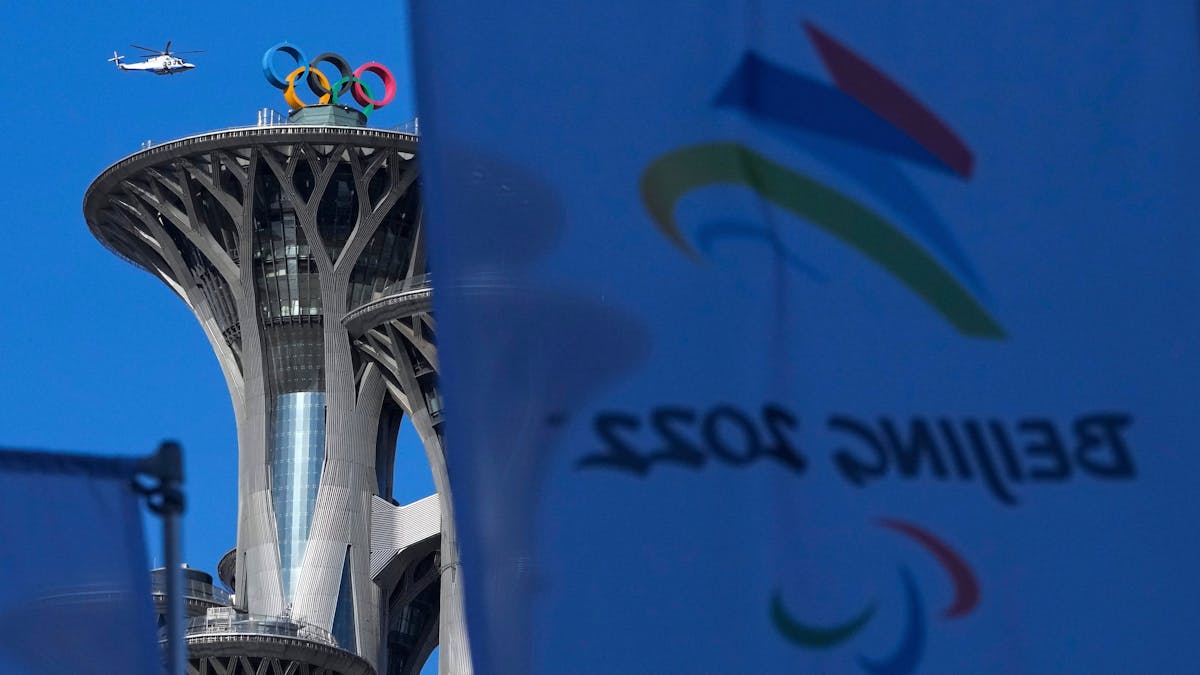 Die Flagge der Paralympics hinter dem Logo der olympischen Ringe am 2. März 2022 in China.