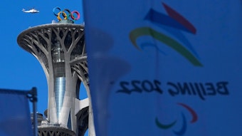 Die Flagge der Paralympics hinter dem Logo der olympischen Ringe am 2. März 2022 in China.